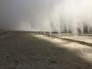 אדי מים יוצאים מהאדמה